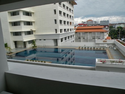 Piscina del Mahaphol Apartment